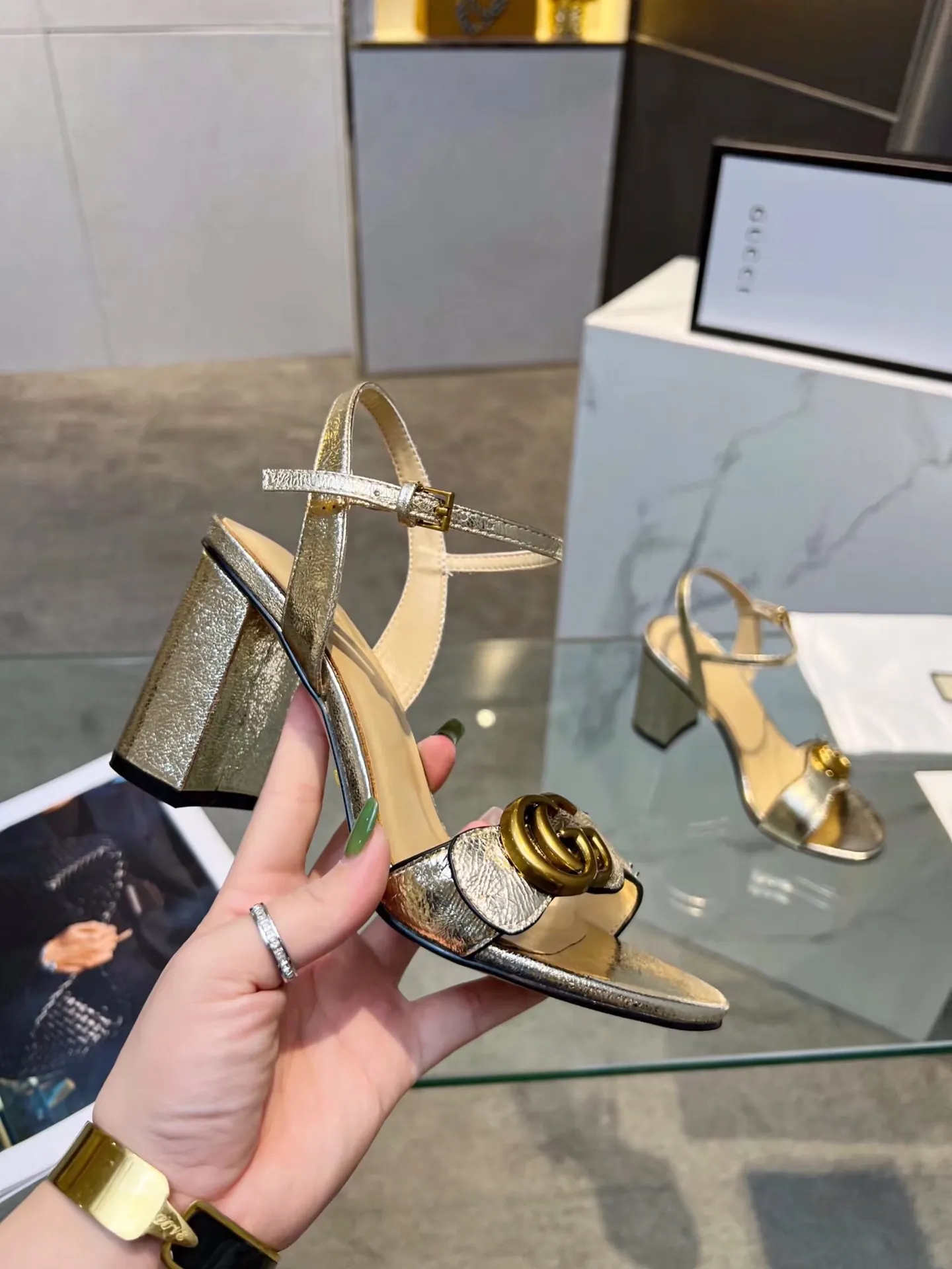 ✨Ex-factory price p520✨ Women's Shoes Women's Clothing Women's Shoes Women's Clothing Gucci (GUCCI) official website 1:1 exquisite bronze buckle new summer one-line sandals, the workmanship is great and reassuring, the leather is shiny and tough. Comfortable and super comfortable to walk. It meets the actual needs of the public and is easy to control. Recommended fabric: first-layer cowhide lining/feet: sheepskin 🐑 genuine leather outsole. Heel height: 8cm. Color: gold, light gold, black, white, red, apricot. Size: 34-39 (sizes 40 and 41 need to be customized). Comes with receipt.